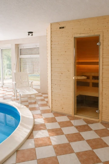 Ampere smrková sauna u bazénu celosklenene dvere cire