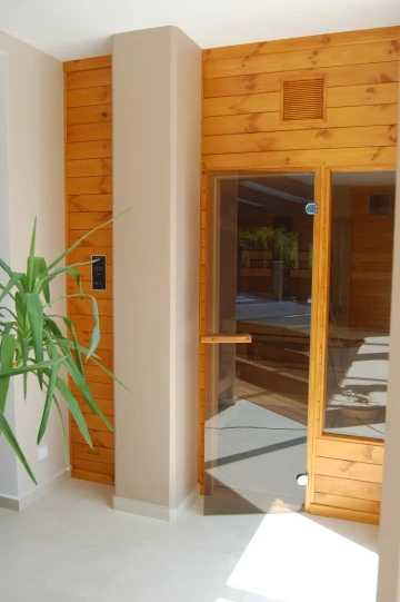 Finská sauna s infrapanely Vitae
celoskleněné dveře čiré provedení