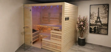 Domácí sauna přisazená ke zdi s květinovou dekorací