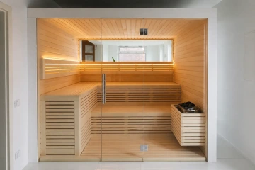 Domácí sauna s výhledem do chodby na venkovní okno