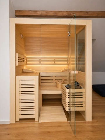 Sauna do interiéru čelní prosklení s jednoduchým sklem a světlý interiér