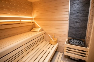 Sauna s kamennou stěnou a designovým topidlem