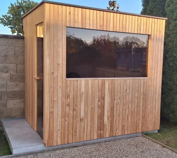 Moderní venkovní sauna s panoramatickým oknem