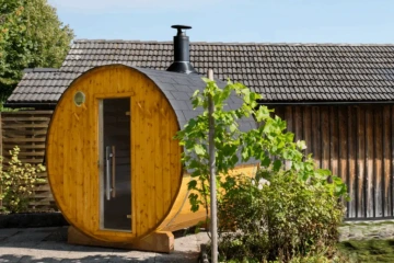 Sudová sauna zakomponovaná na zahradě.
