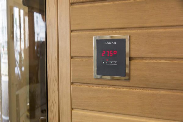Saunaproject lavoisier sauna - pohled na dvere s regulatorem