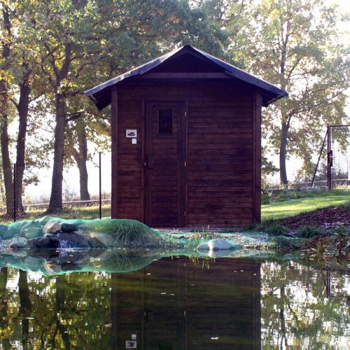 Venkovní sauna s rybníkem
