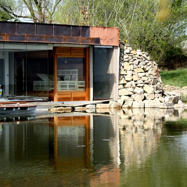 Venkovní sauna u jezera